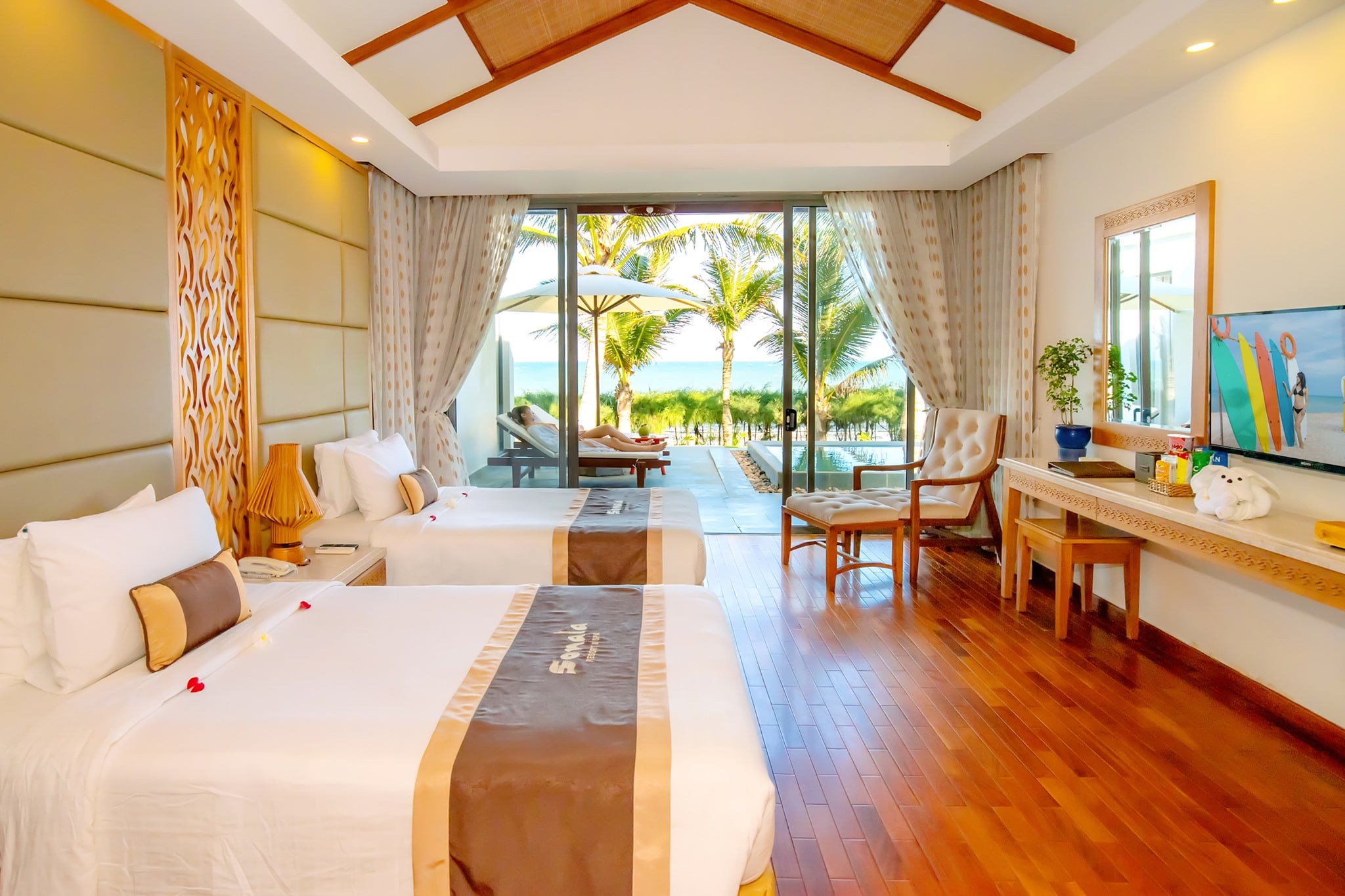 Four-Bedroom Beach Front Bungalow - bedroom image 4