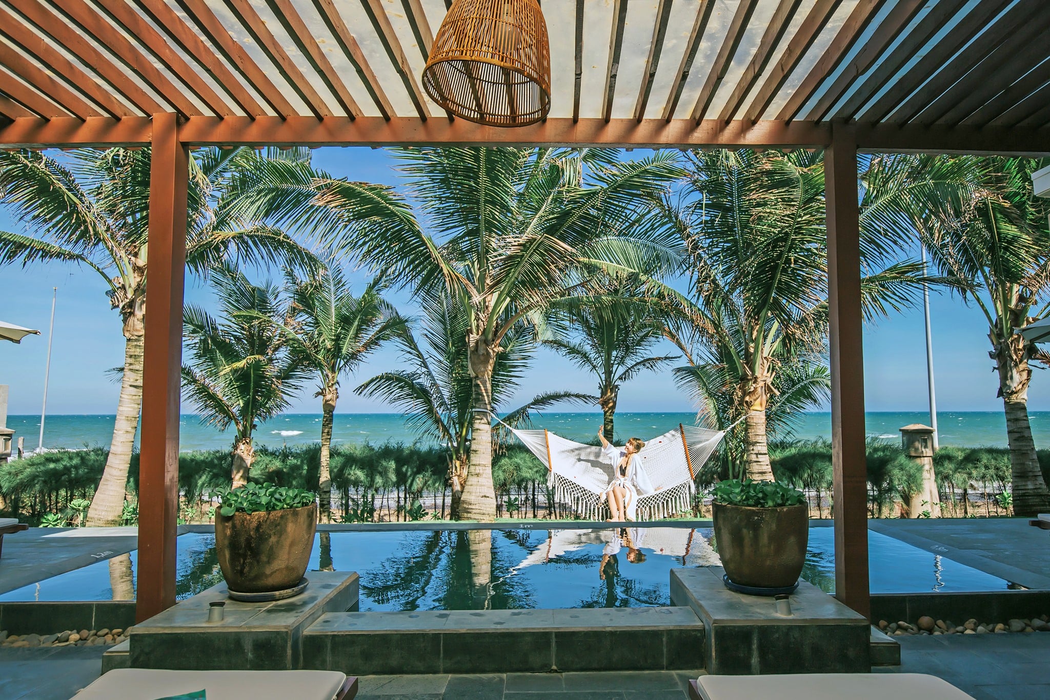 Căn Bungalow chỉ vài bước chân là đến biển, mang đến tầm nhìn bao la ra biển xanh cát trắng.