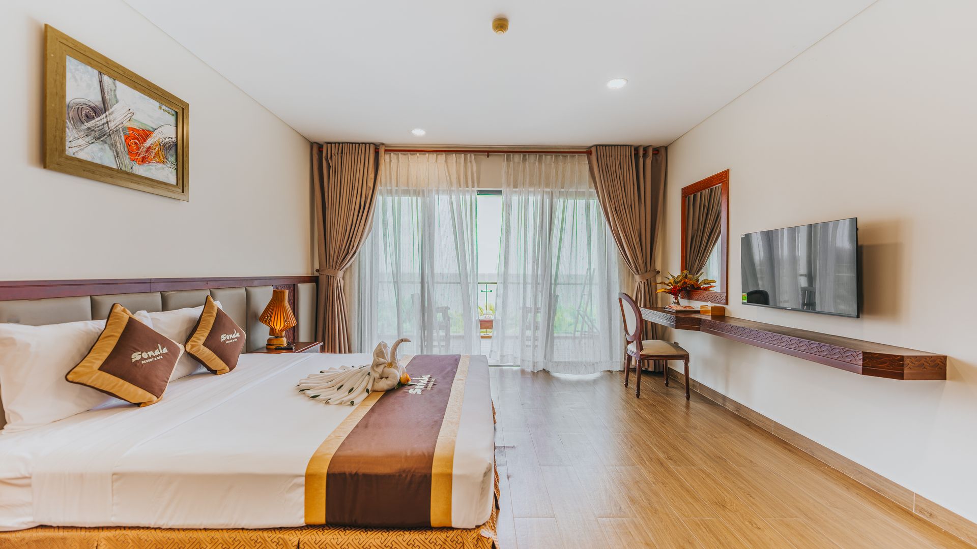 Deluxe Lotus View - Featured View